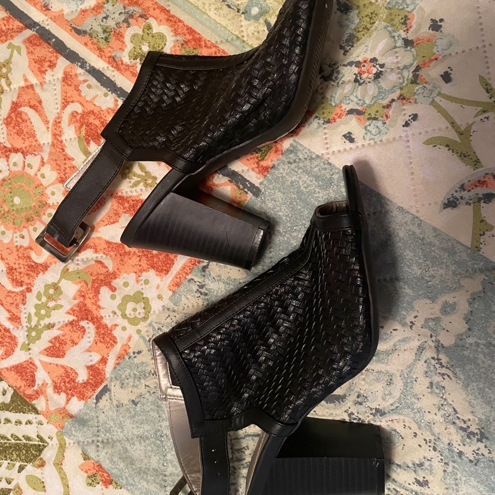 Black wedges